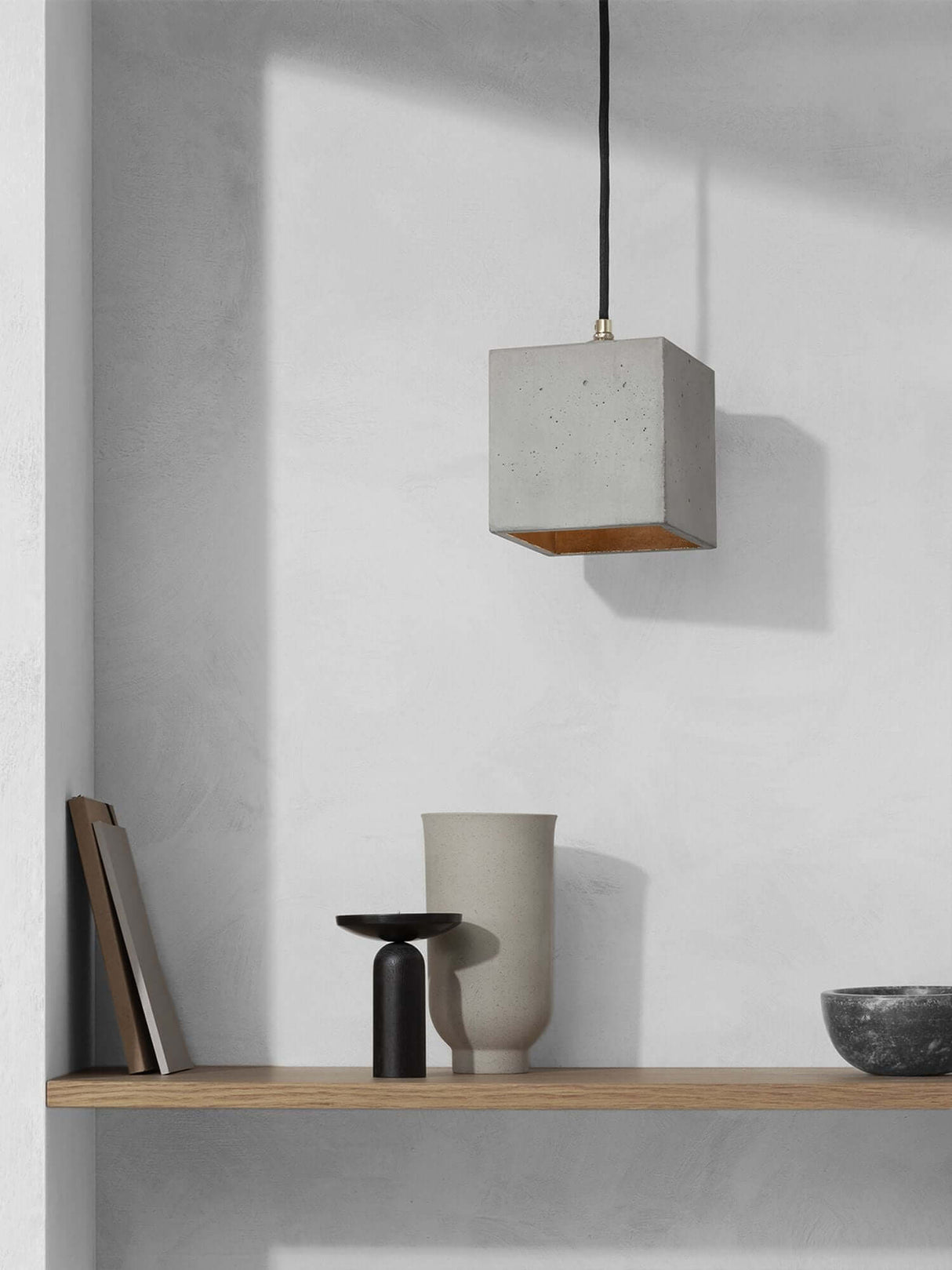 Gantlights B1 Hängelampe Beton – handgefertigte kubische Pendelleuchte mit goldener Innenbeschichtung, regional gefertigt in Brandenburg