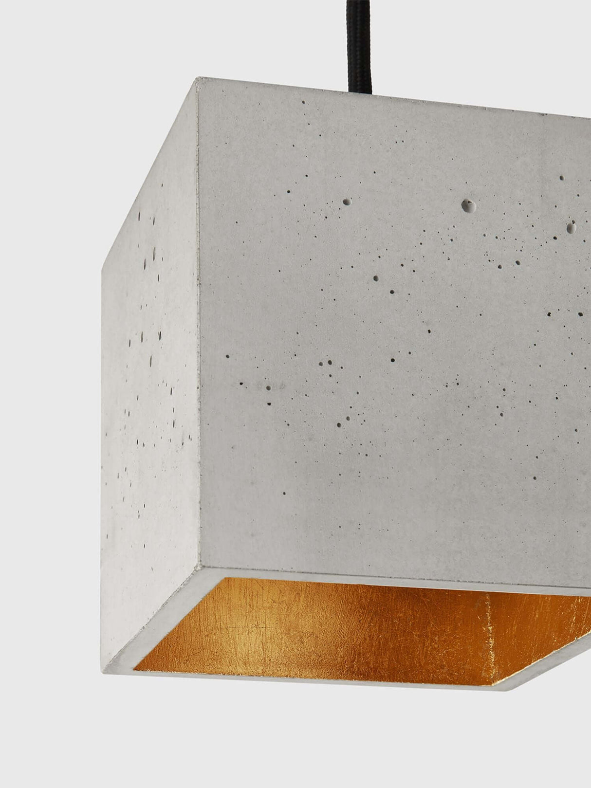 Gantlights B1 Hängelampe Beton – handgefertigte würfelförmige Betonpendelleuchte mit goldener Innenbeschichtung, gefertigt in Brandenburg