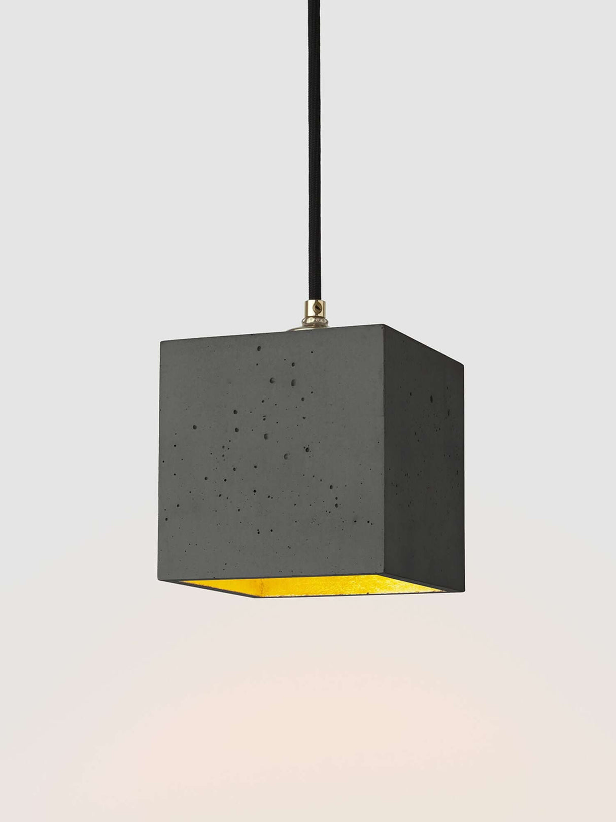 Gantlights B1 Hängelampe Beton, würfelförmige Pendelleuchte aus Beton mit goldener Innenbeschichtung, handgefertigt in Brandenburg