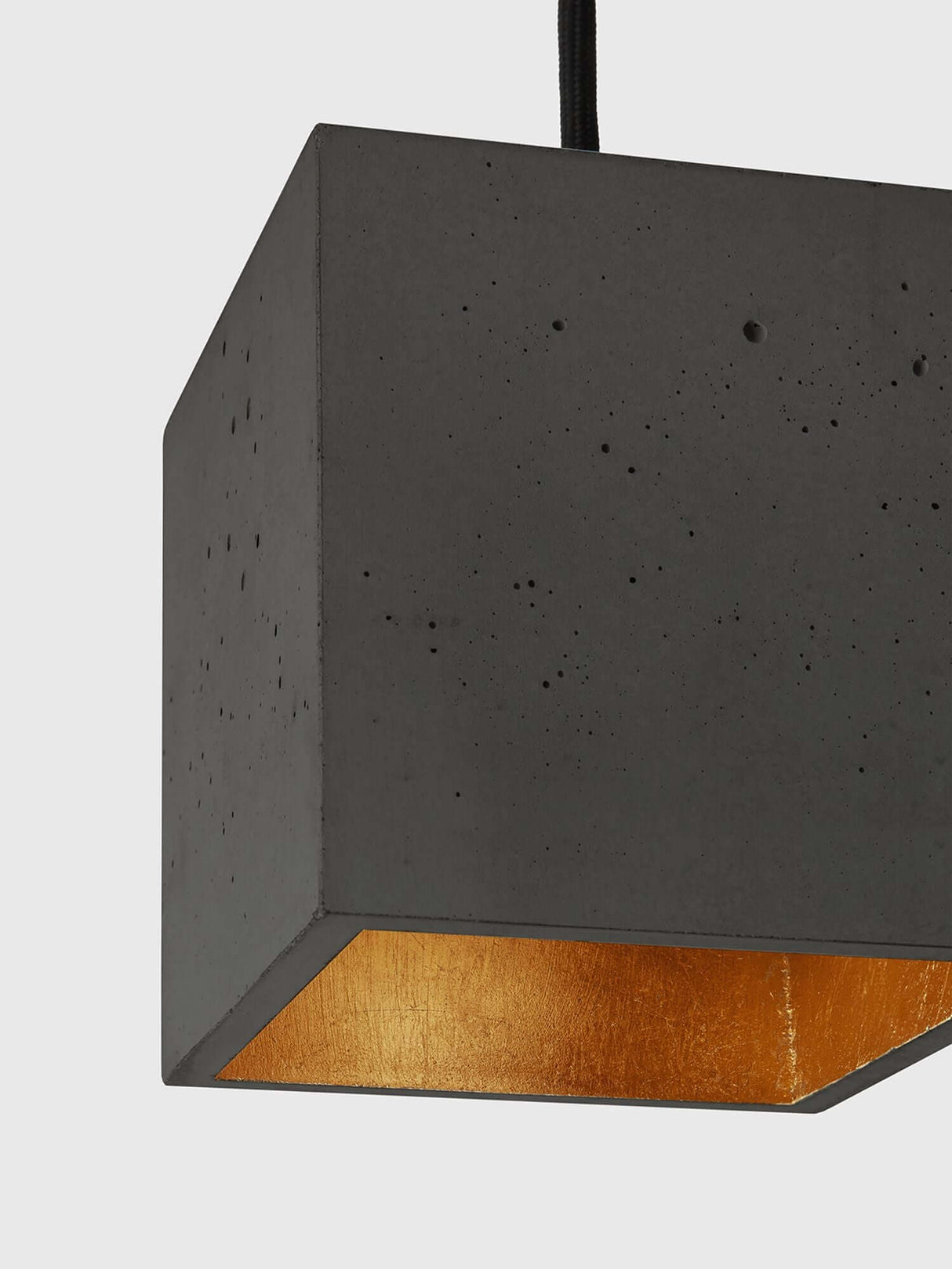 Alt Tag: Gantlights B1 Hängelampe Beton – handgefertigte kubische Pendelleuchte aus Beton mit goldener Innenbeschichtung, regional gefertigt in Brandenburg