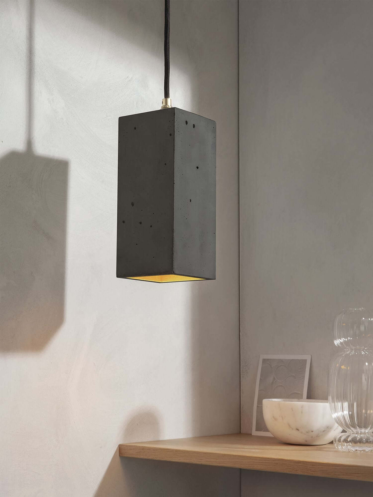 Gantlights B2 Pendelleuchte Rechteckig aus hellem Beton mit goldener Innenbeschichtung, hängende Designerlampe über Holzablage
