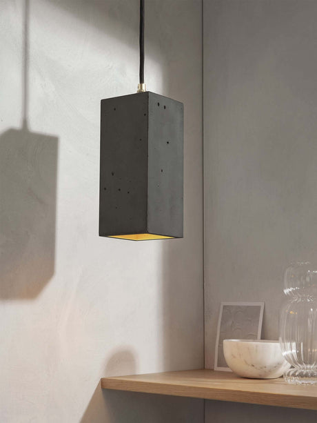 Gantlights B2 Pendelleuchte Rechteckig aus hellem Beton mit goldener Innenbeschichtung, hängende Designerlampe über Holzablage