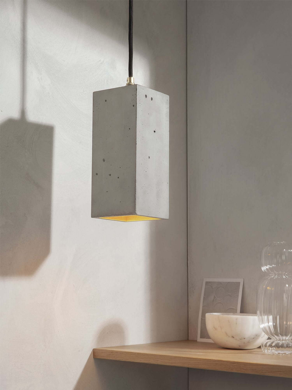 Gantlights B2 Pendelleuchte Rechteckig aus hellem Beton mit goldener Innenbeschichtung, minimalistische Designer-Hängelampe über Holzablage