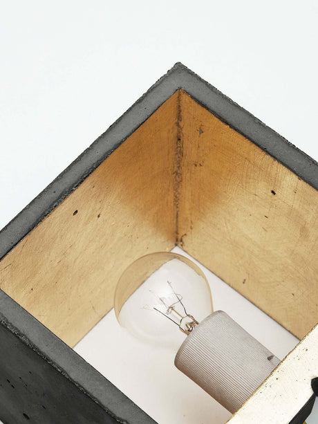 Gammelt tag: Gantlights B3 væglampe firkantet beton med guldbelagt inderside og synlig pære, 14x14x14 cm, varme op og ned stråle lys