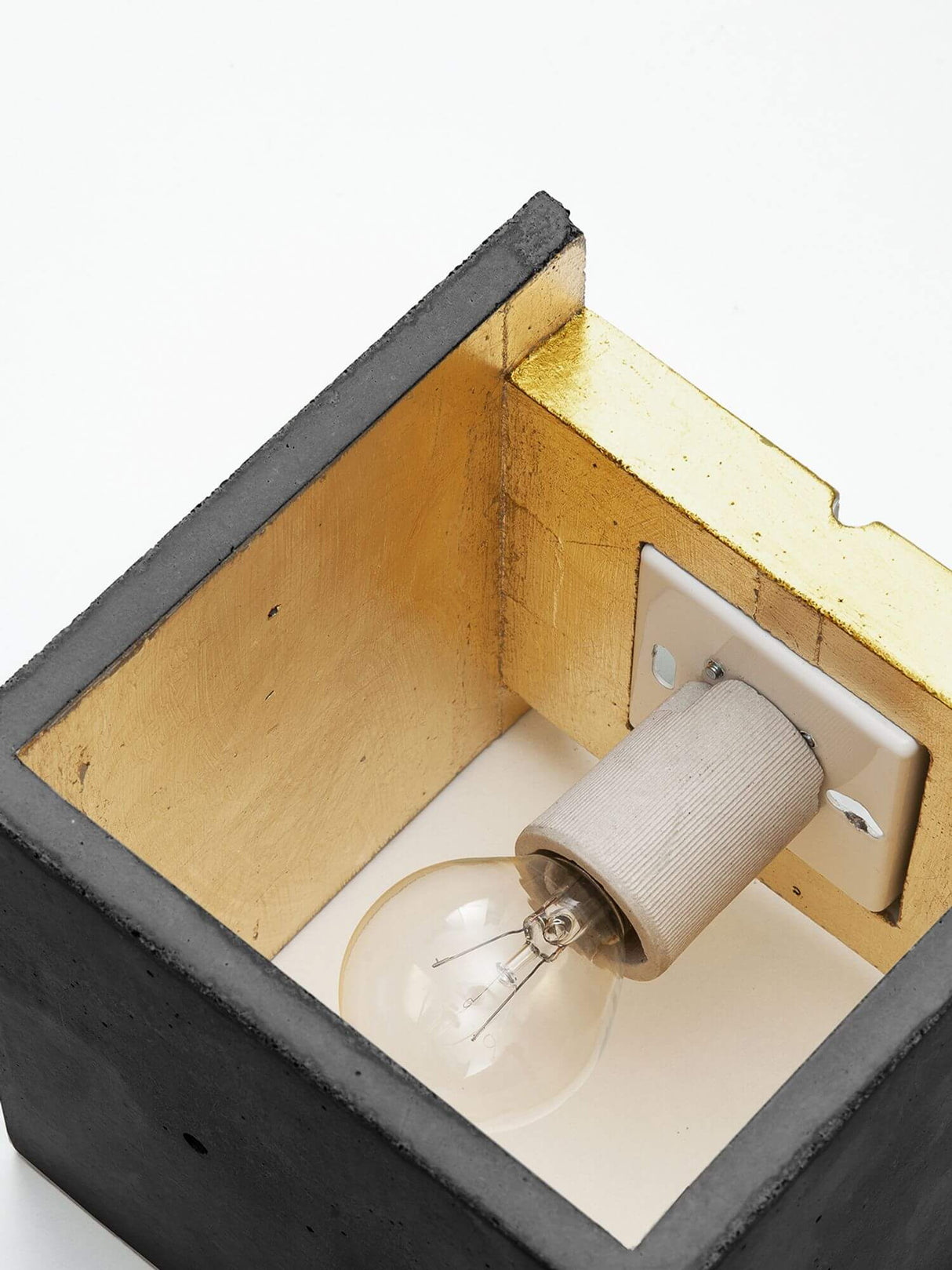 Gantlights B3 Wandlampe quadratisch Beton, Innenansicht mit goldener Beschichtung und Leuchtmittelfassung