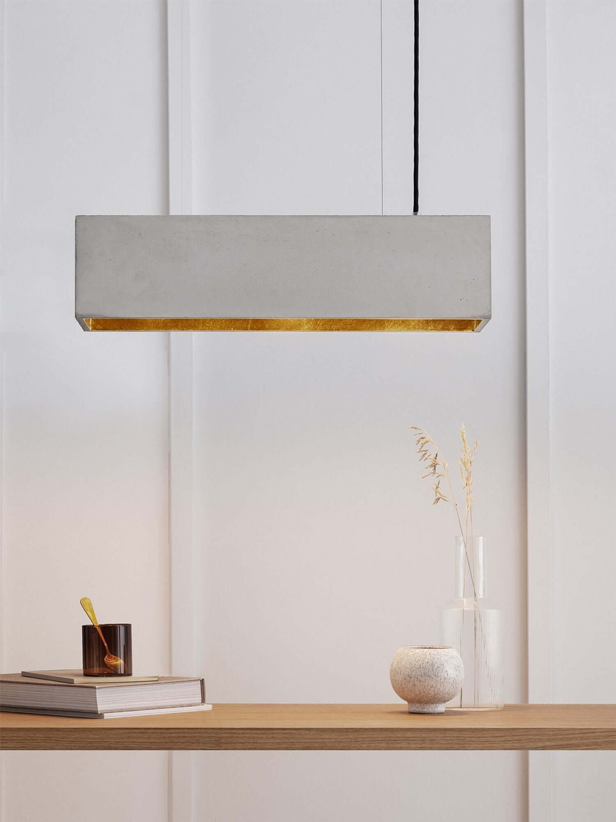 Gantlights B4 LED-Pendelleuchte Beton 56cm dimmbar an einer modernen Inneneinrichtung.