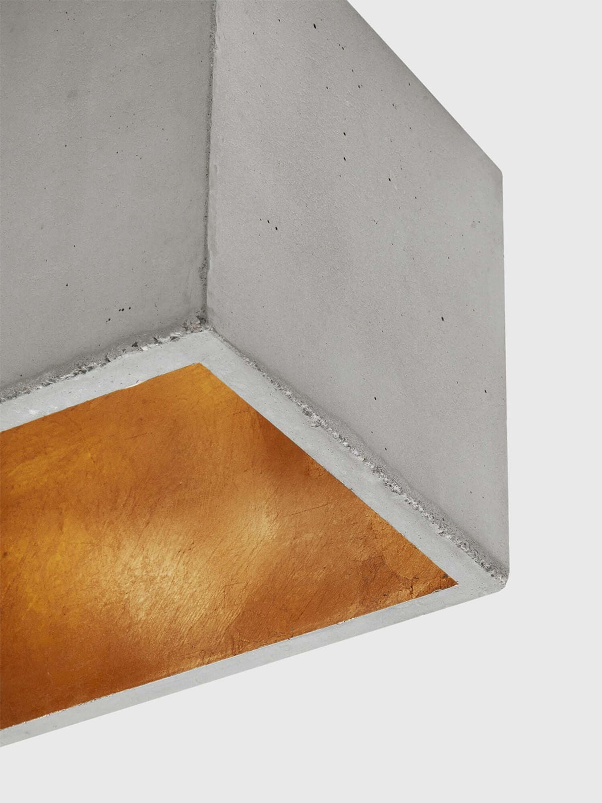 Gantlights B4 LED-Pendelleuchte Beton 56cm dimmbar mit elegantem Blattgold-Innenleben.