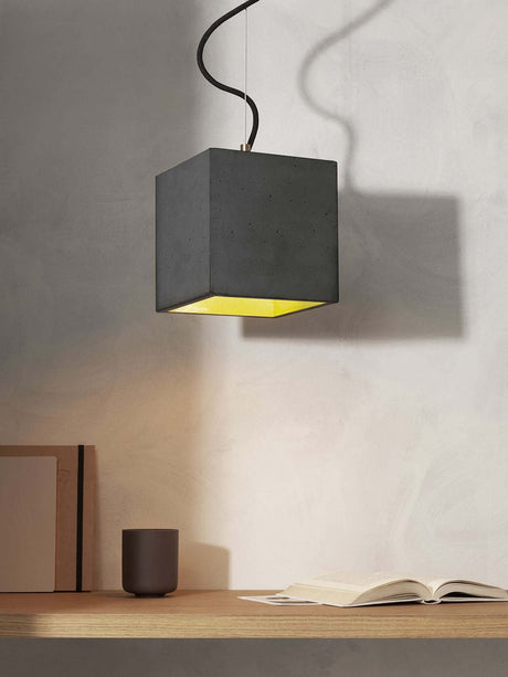 Gantlights B5 Beton Hängeleuchte im kubischen Design mit goldener Innenseite, perfekt für minimalistische Räume.