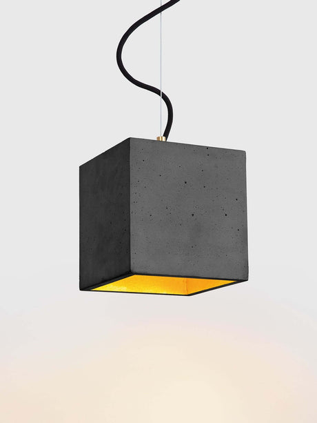 Gantlights B5 Beton Hängeleuchte in kubischer Form mit goldener Innenseite und schwarzem Kabel