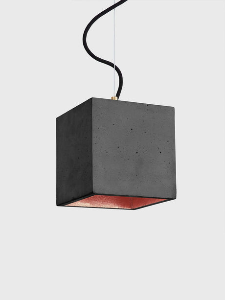 Gantlights B5 Beton Hängeleuchte in kubischem Design mit hellem Beton und goldener Innenseite.
