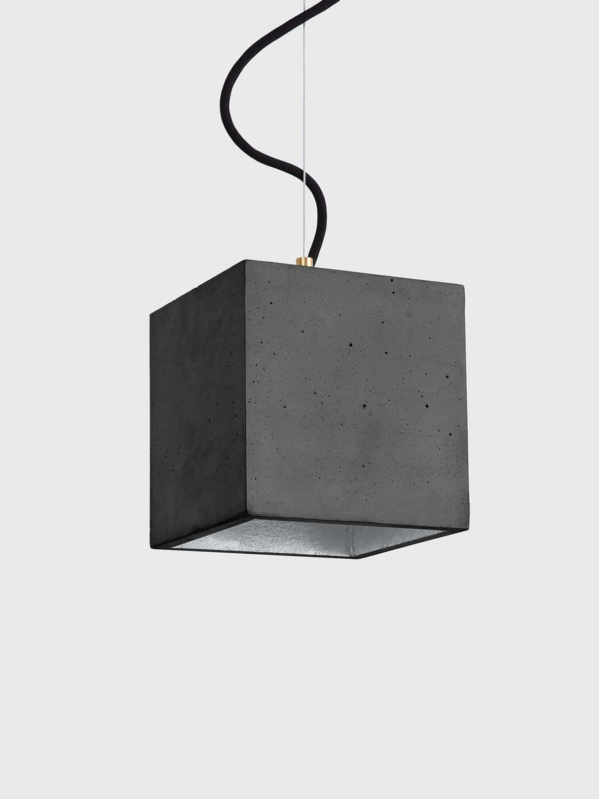 Gantlights B5 Beton Hängeleuchte aus handgefertigtem Beton in kubischer Form mit goldener Innenseite.