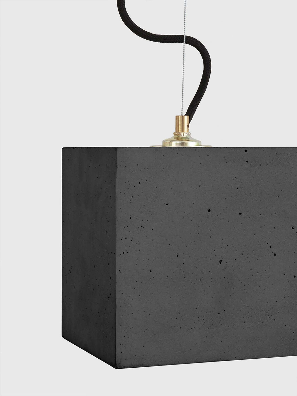 Gantlights B5 Beton Hängeleuchte in minimalistischem Design aus hochwertigem Beton mit goldener Fassung.