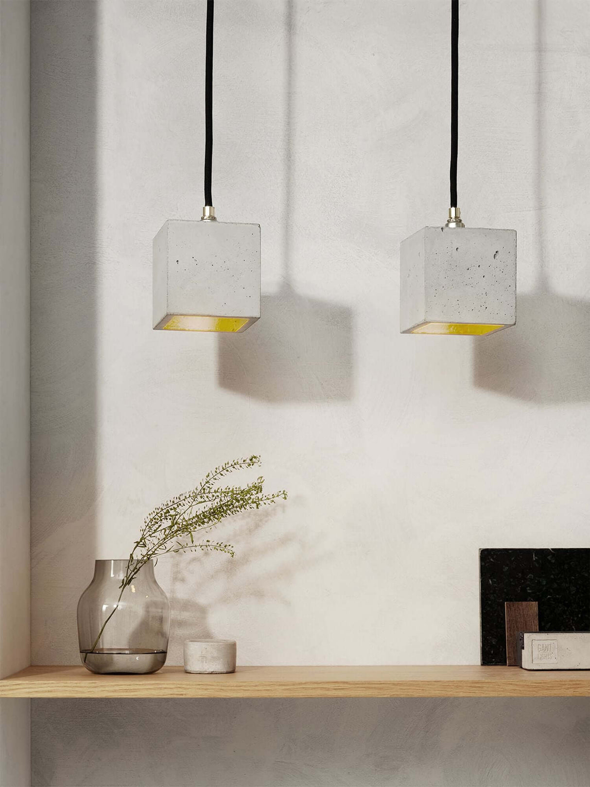 Gantlights B6 Hängelampe Beton in minimalistischer Einrichtung mit Betonvase.