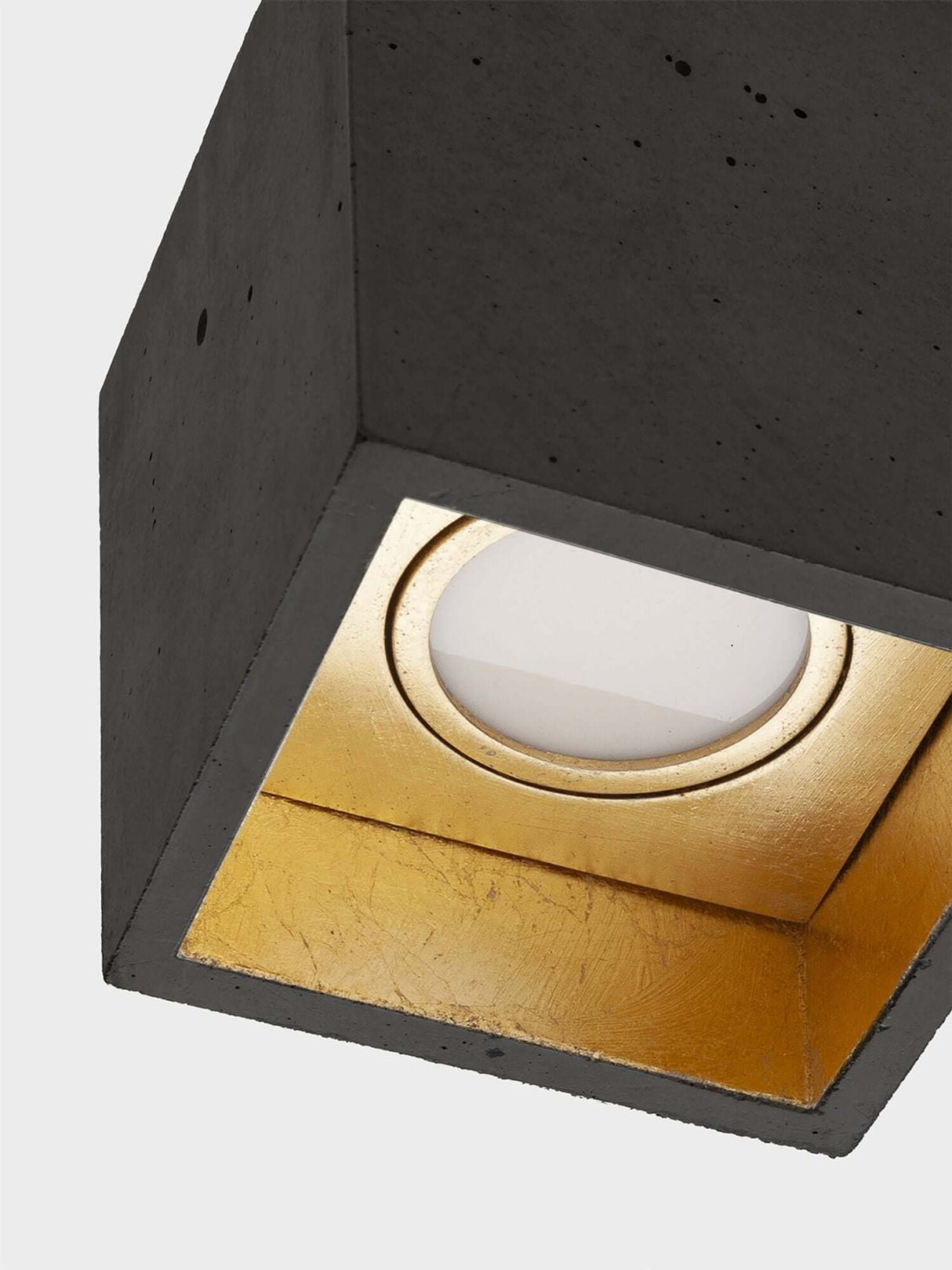 Gantlights B7 Deckenspot quadratisch dimmbar aus grauem Beton mit vergoldetem Innenraum, dimmbarer kubischer Deckenstrahler