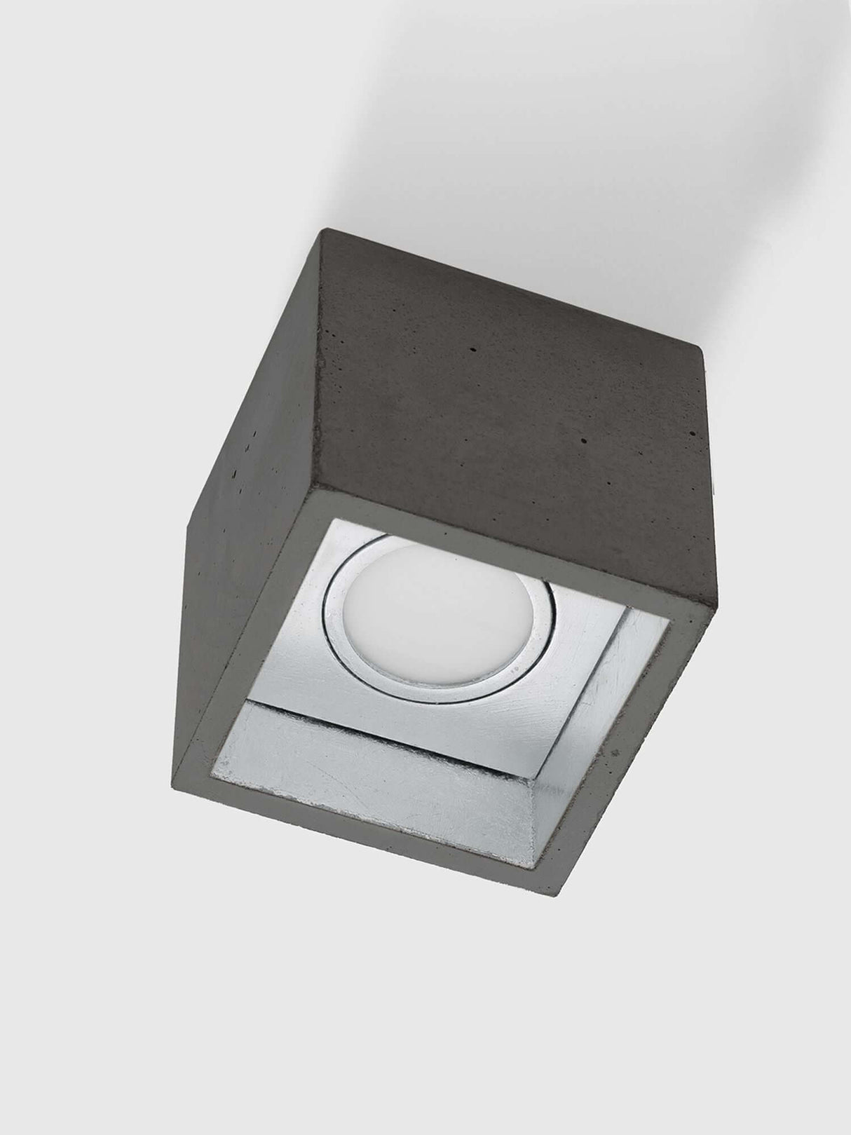 Alt Tag: Gantlights B7 Deckenspot quadratisch dimmbar aus handgefertigtem grauem Beton mit vergoldetem Innenring, modernes minimalistisches Design
