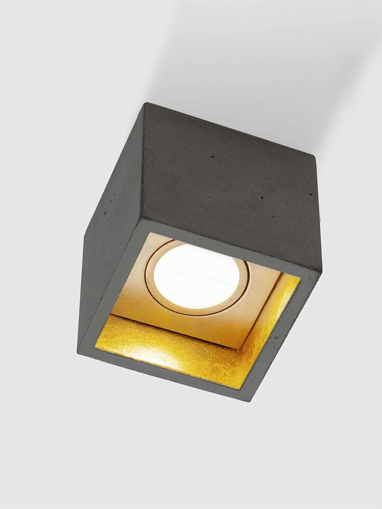 Gantlights B7 Deckenspot quadratisch dimmbar aus grauem Beton mit goldener Innenvergoldung, minimalistischer kubischer Deckenstrahler