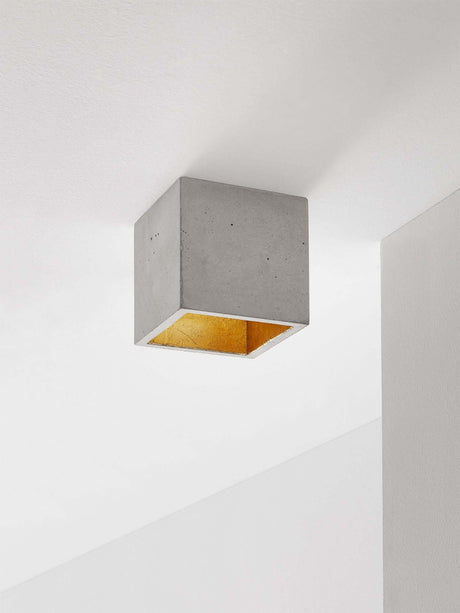 Gantlights B7 Deckenspot quadratisch dimmbar aus grauem Beton, innen vergoldet, minimalistischer Deckenstrahler