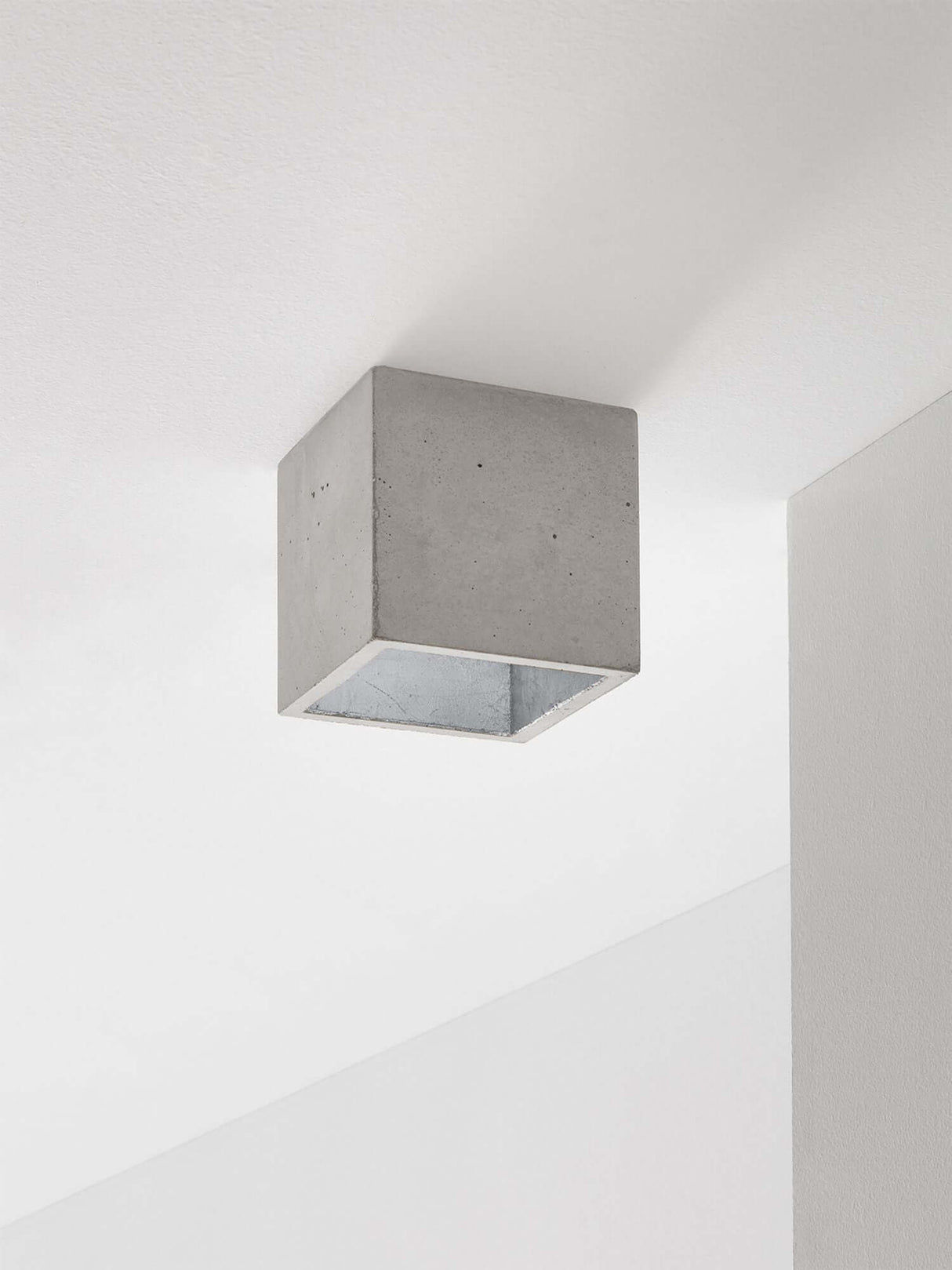 Gantlights B7 Deckenspot quadratisch dimmbar aus grauem Beton mit silberner Innenveredelung, minimalistischer kubischer Deckenstrahler