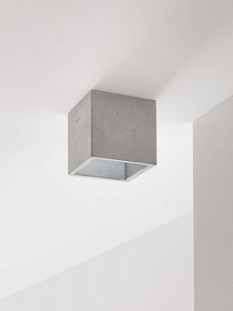Gantlights B7 Deckenspot quadratisch dimmbar aus grauem Beton mit silberner Innenveredelung, minimalistischer kubischer Deckenstrahler