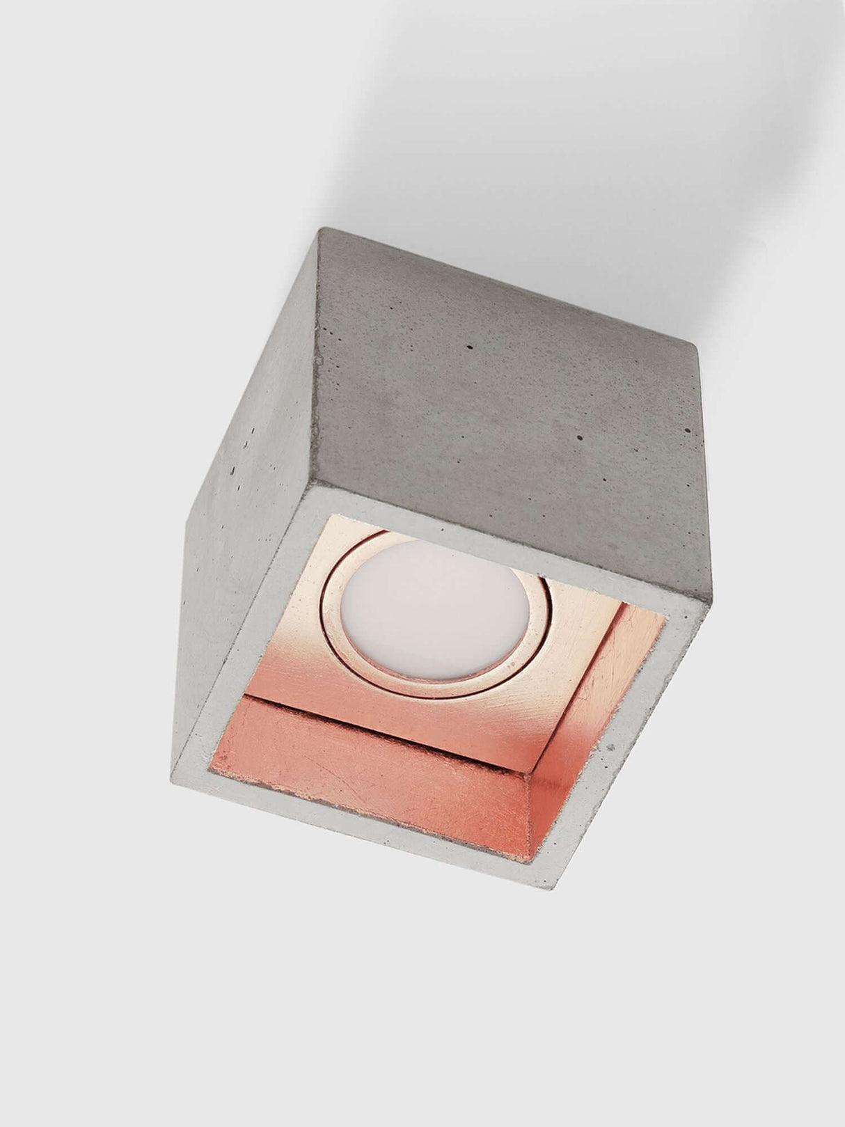 Gantlights B7 Deckenspot quadratisch dimmbar aus grauem Beton mit innen verkupfertem Finish, minimalistischer kubischer Deckenstrahler