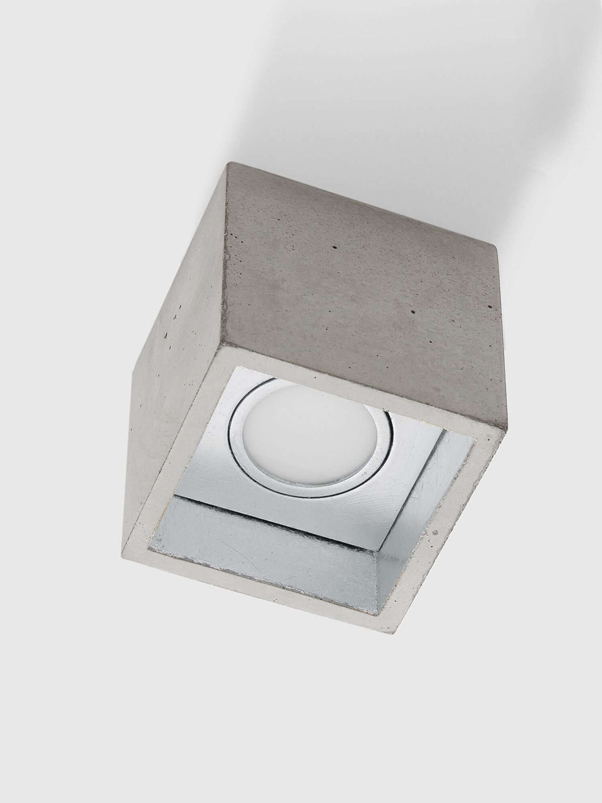 Alt Tag: Gantlights B7 Deckenspot quadratisch dimmbar aus grauem Beton mit vergoldetem Innenring, minimalistischer kubischer Deckenstrahler