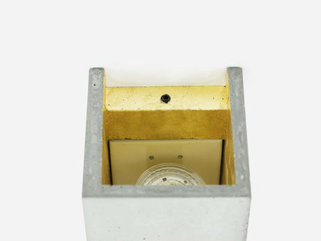 Alt Tag: Gantlights B8 Beton Wandlampe rechteckig Up & Down – Nahaufnahme Innenbeschichtung Gold und Betonoberfläche