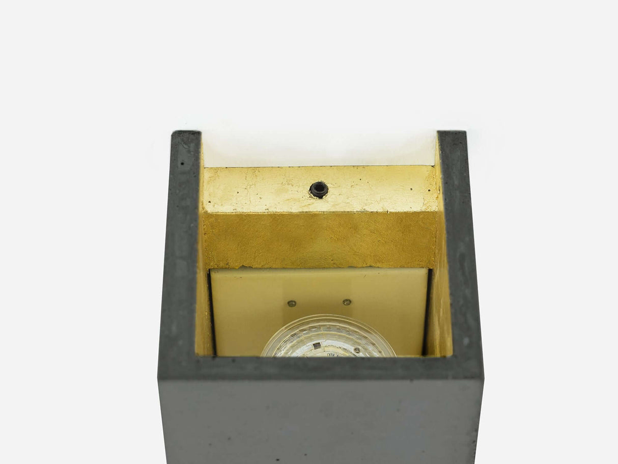 Gantlights B8 Beton Wandlampe rechteckig Up & Down – Nahaufnahme Innenbeschichtung Gold, rechteckiges Beton-Design, Up & Down Licht
