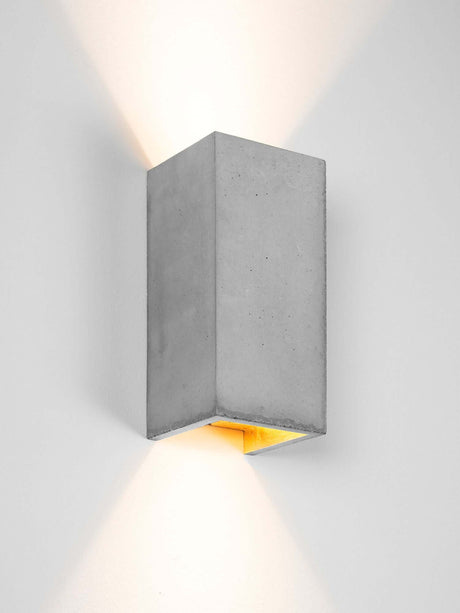 Alt Tag: Gantlights B8 Beton Wandlampe rechteckig Up & Down – minimalistische Beton-Wandleuchte mit goldener Innenbeschichtung, handgefertigt, Up & Down Licht