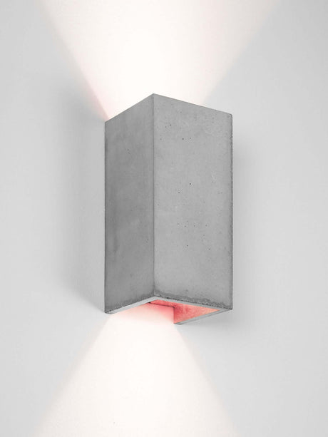 Alt Tag: Gantlights B8 Beton Wandlampe rechteckig Up & Down minimalistische Wandlampe aus Beton mit goldfarbener Innenbeschichtung und warmem Up-and-Down-Licht