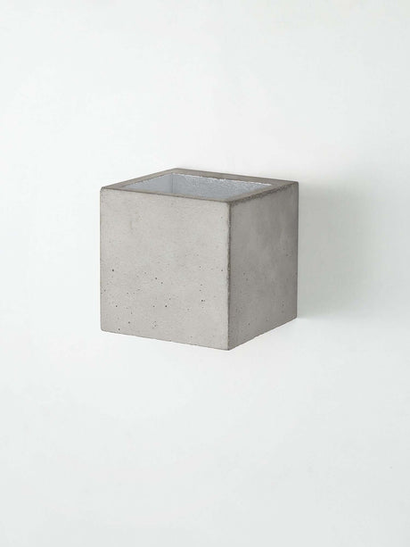 Gantlights B9 Wandleuchte Up & Down aus Beton in quadratischer Form, stilvoll an der Wand montiert.