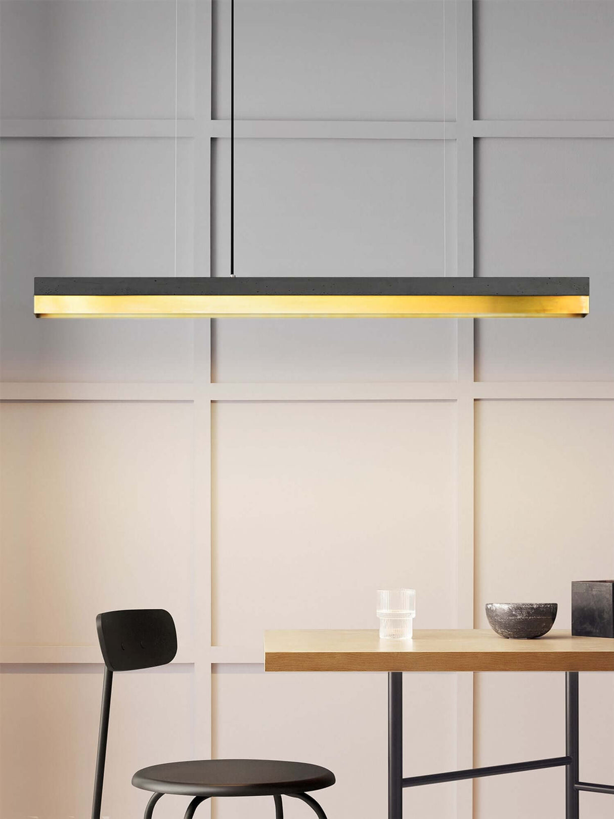 Gantlights C1 LED-Pendelleuchte 122cm Beton Holz über einem Tisch in minimalistischer Einrichtung