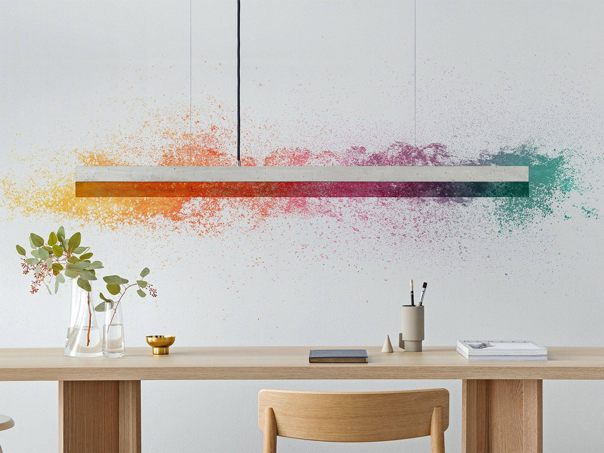 Gantlights C1 LED-Pendelleuchte 122cm Beton Holz über einem modernen Tisch mit buntem Wanddesign.