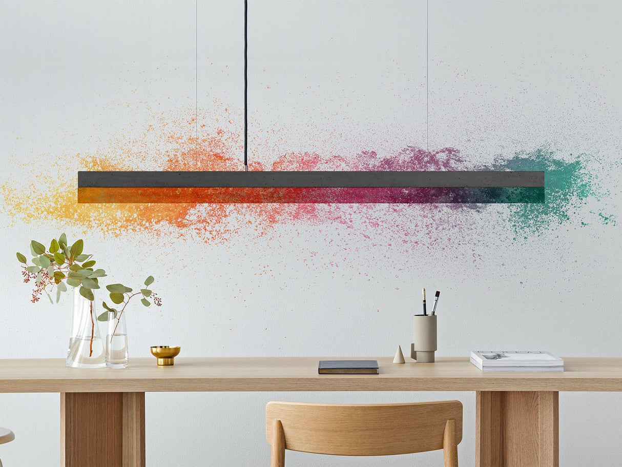 Gantlights C1 LED-Pendelleuchte 122cm Beton Holz in modernem Raum mit buntem Wanddesign.
