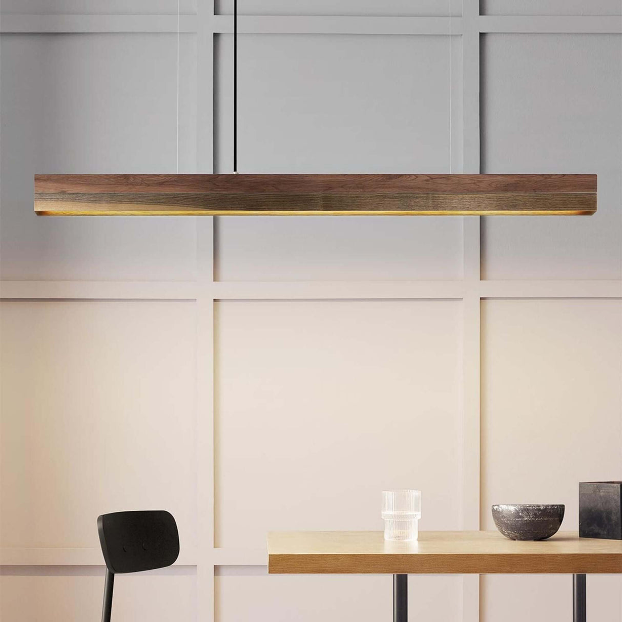 Gantlights C2 o/n LED-Pendellampe 92cm dimmbar in minimalistischem Design über einem Tisch.