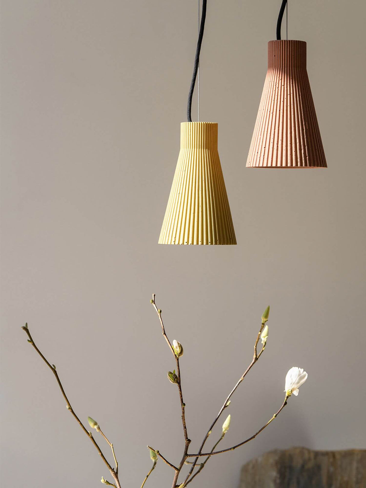 Gantlights S1 Beton Pendelleuchte geriffelt, handgefertigte Leuchte mit geriffelter Oberfläche, perfekte Raumbeleuchtung.