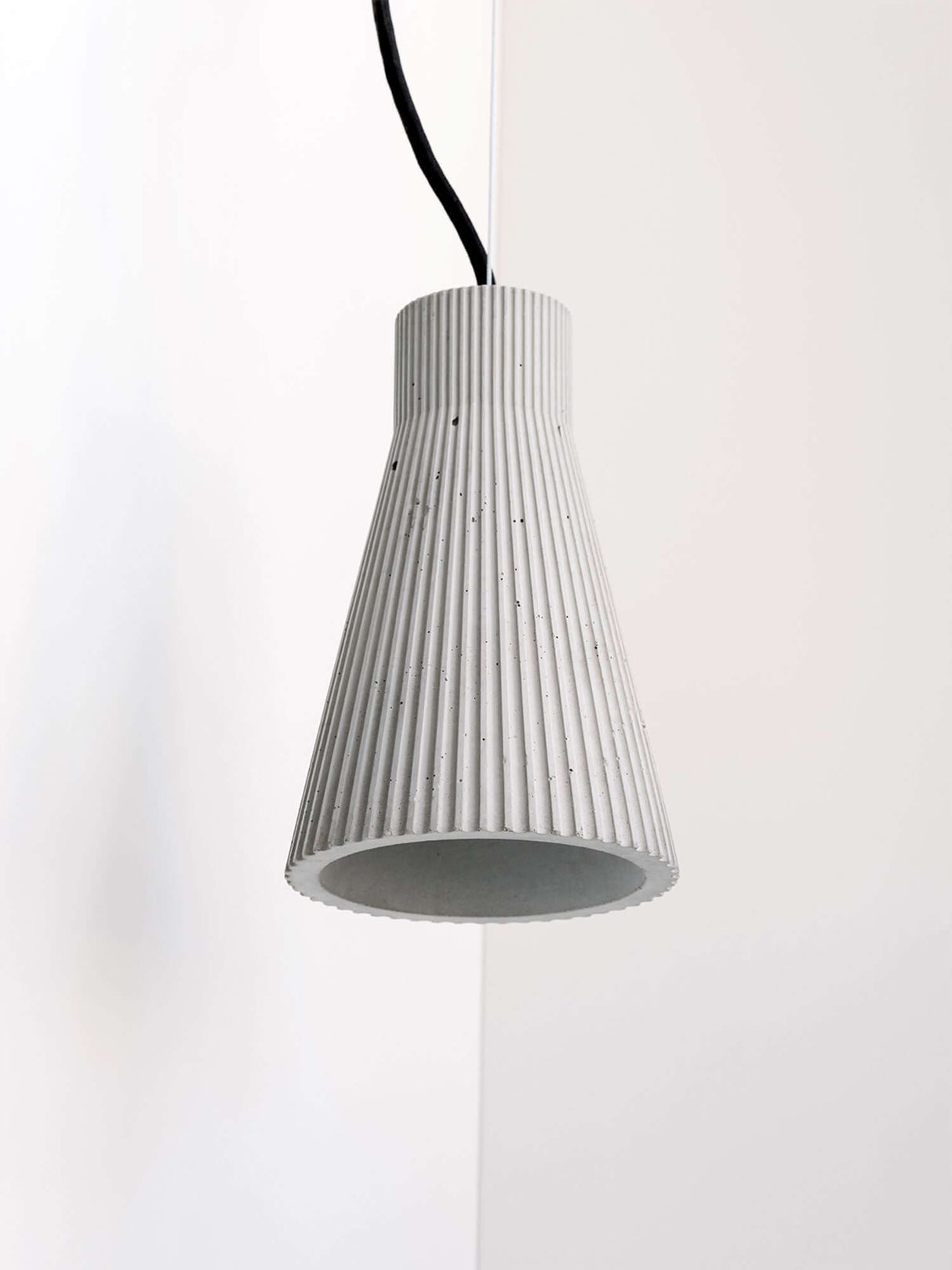 Gantlights S1 Beton Pendelleuchte geriffelt, handgefertigt mit einzigartiger geriffelter Oberfläche.