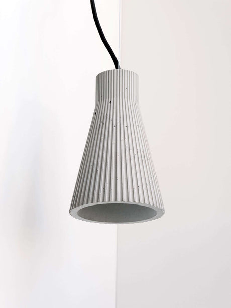 Gantlights S1 betongpendelampe med rillet design, håndlaget med unik rillet overflate.