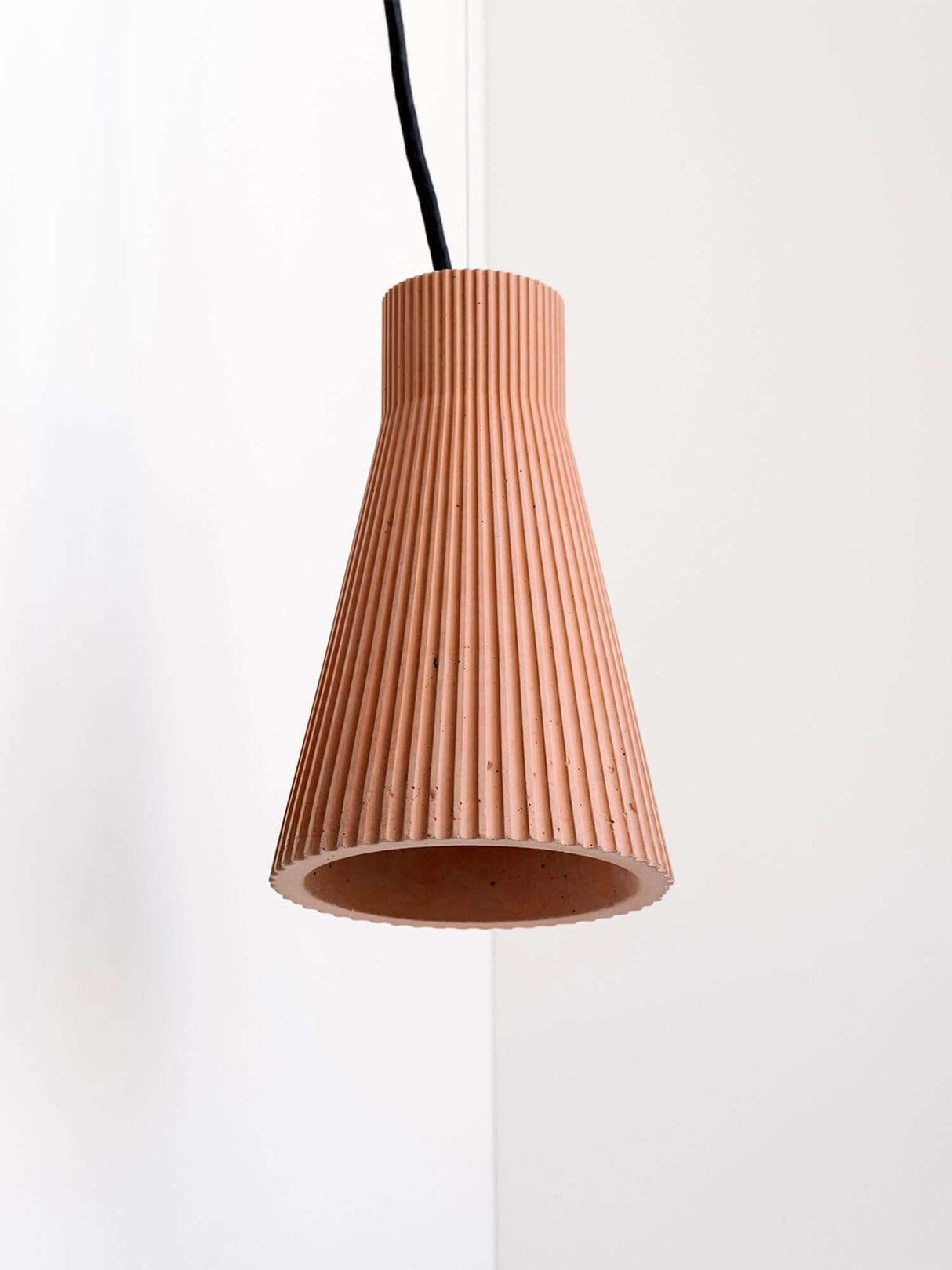 Gantlights S1 Beton Pendelleuchte geriffelt in geriffeltem Design, handgefertigte Leuchte mit Beton-Oberfläche.