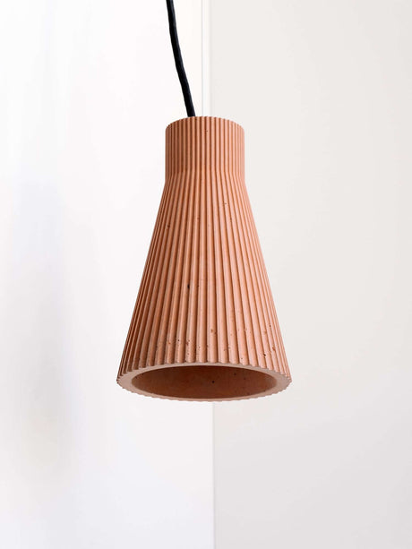 Gantlights S1 betongpendelampe med rillet design, håndlaget lampe med betongoverflate.