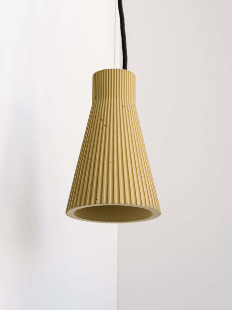 Gantlights S1 betongpendelampe med rillet design i vakkert design og unik tekstur.