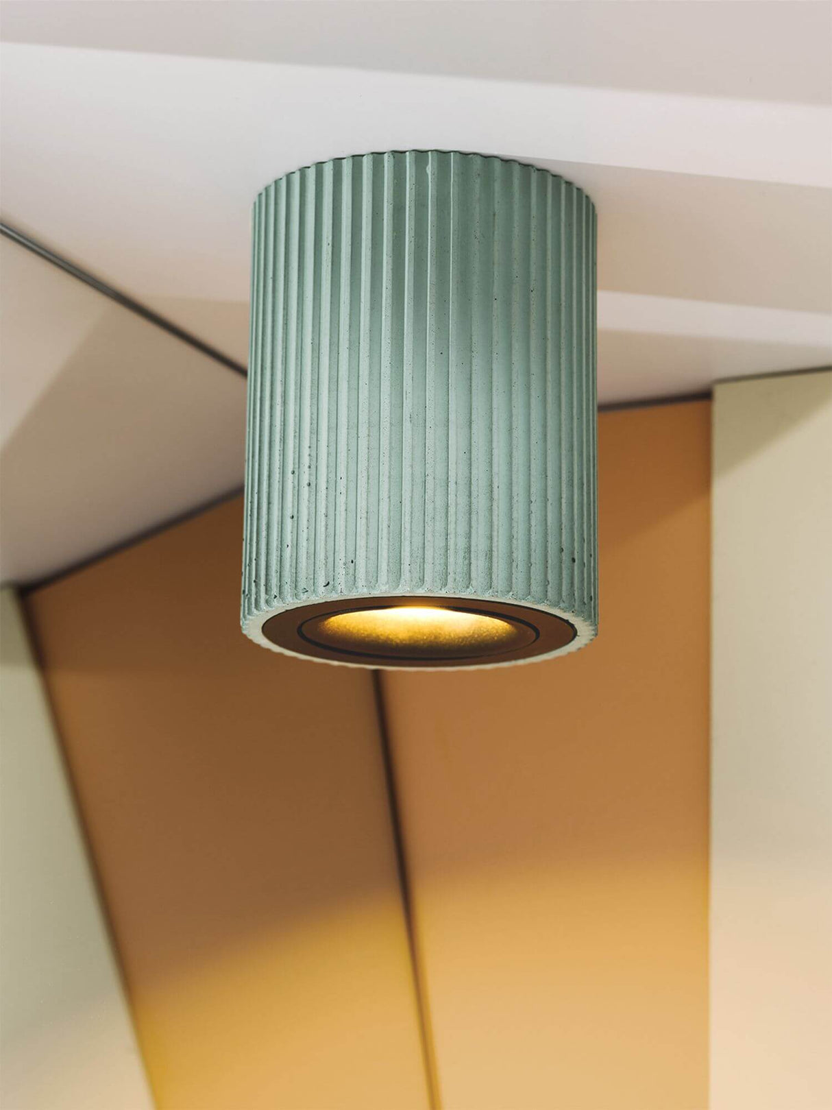 Gantlights S2 schwenkbarer Deckenspot Plissiert in modernem Design, gefertigt aus rohem Beton mit gerillter Oberfläche.