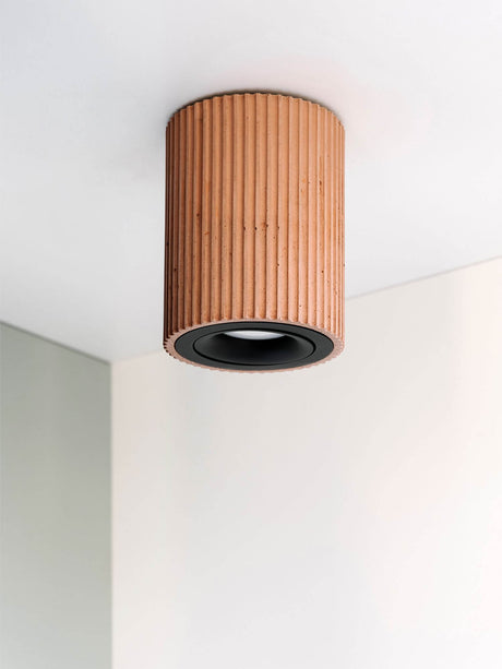 Gantlights S2 justerbare takspot Plissiert i råbetong med rillet overflate, moderne design av Stefan Gant.