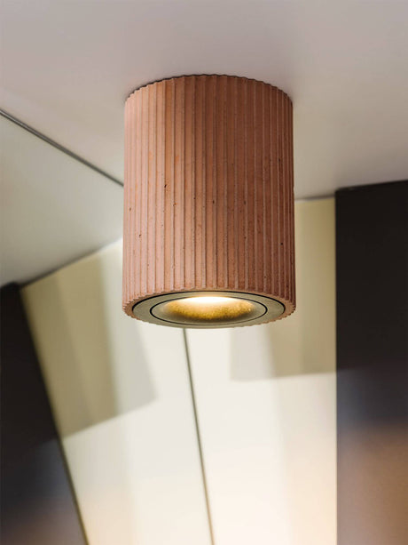 Gantlights S2 schwenkbarer Deckenspot Plissiert aus rohem Beton mit gerillter Oberfläche an der Decke.