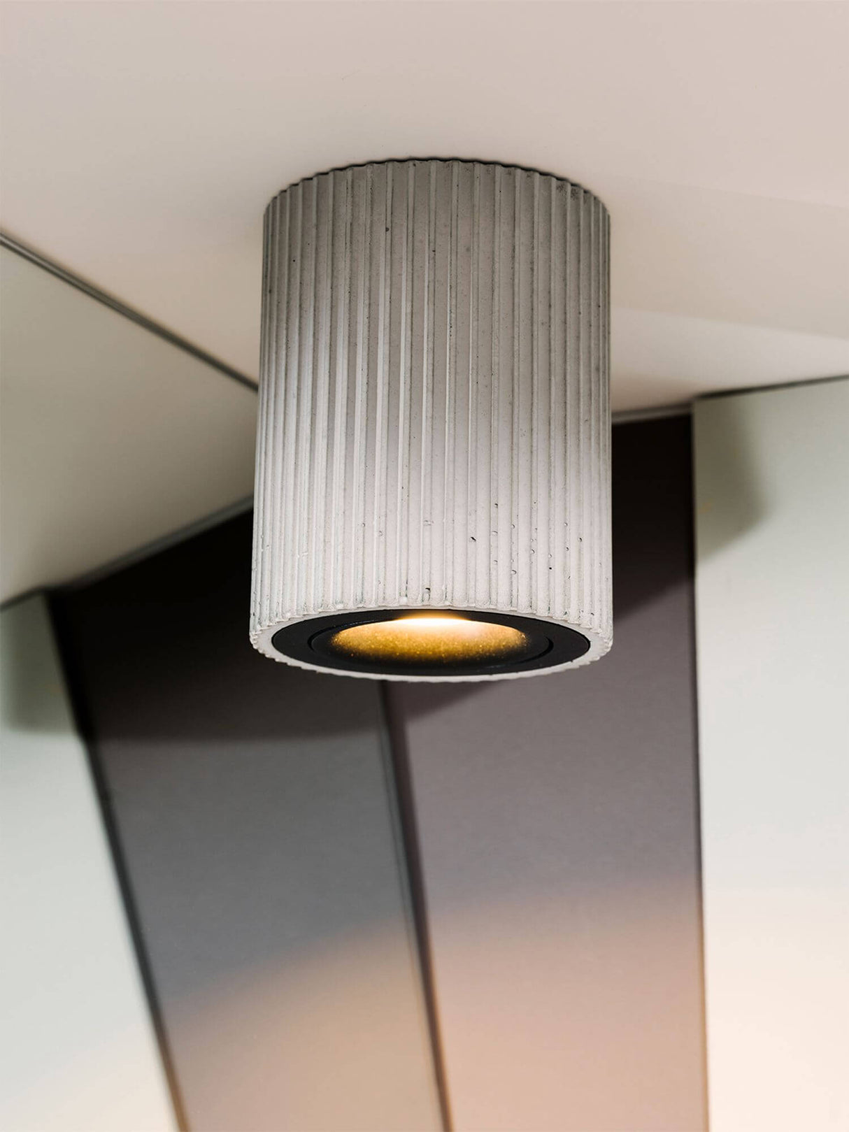 Gantlights S2 schwenkbarer Deckenspot Plissiert aus Beton mit gerillter Oberfläche, modernes Design.