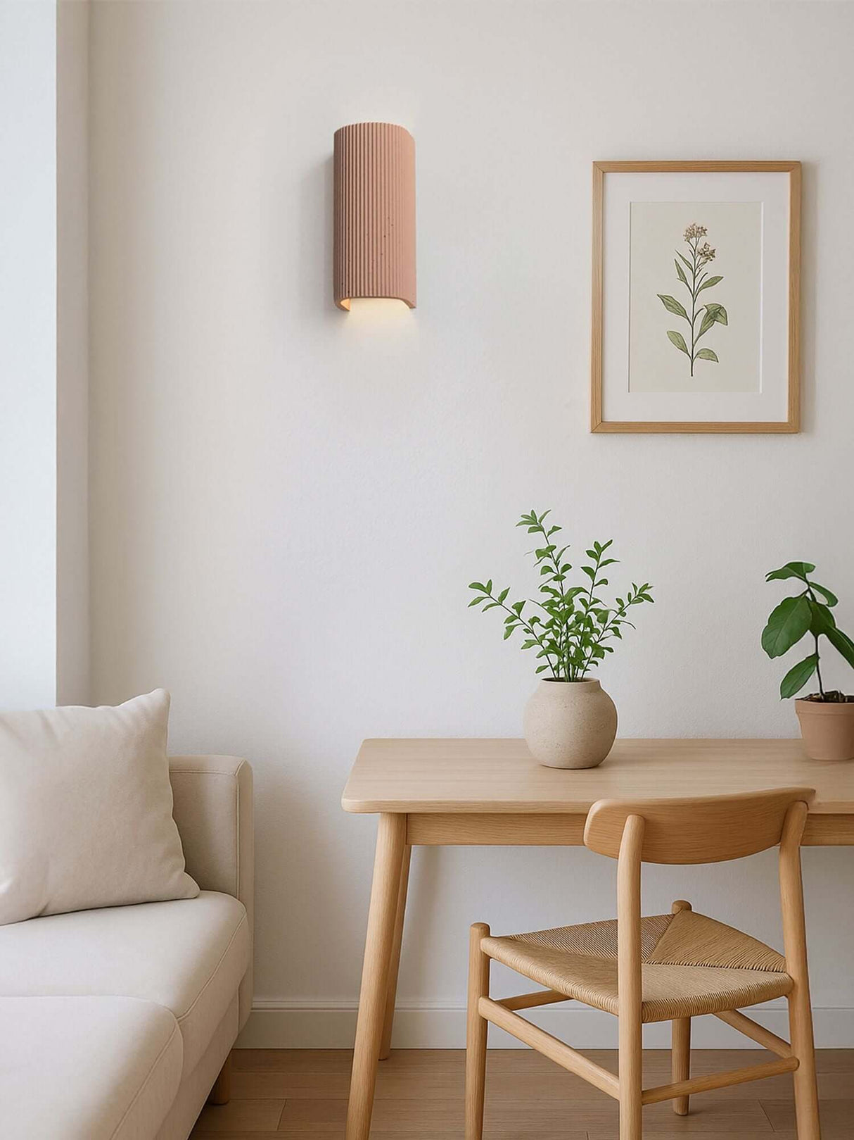 Gantlights S3 Wandlampe kanneliert Up & Down über einem Holztisch in einem modernen Raum.