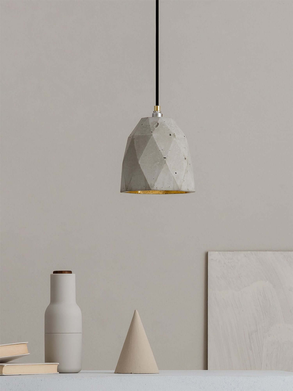 Gantlights T1 Pendelleuchte Beton aus hochwertigem Beton und edlen Metallakzenten im minimalistischen Design.