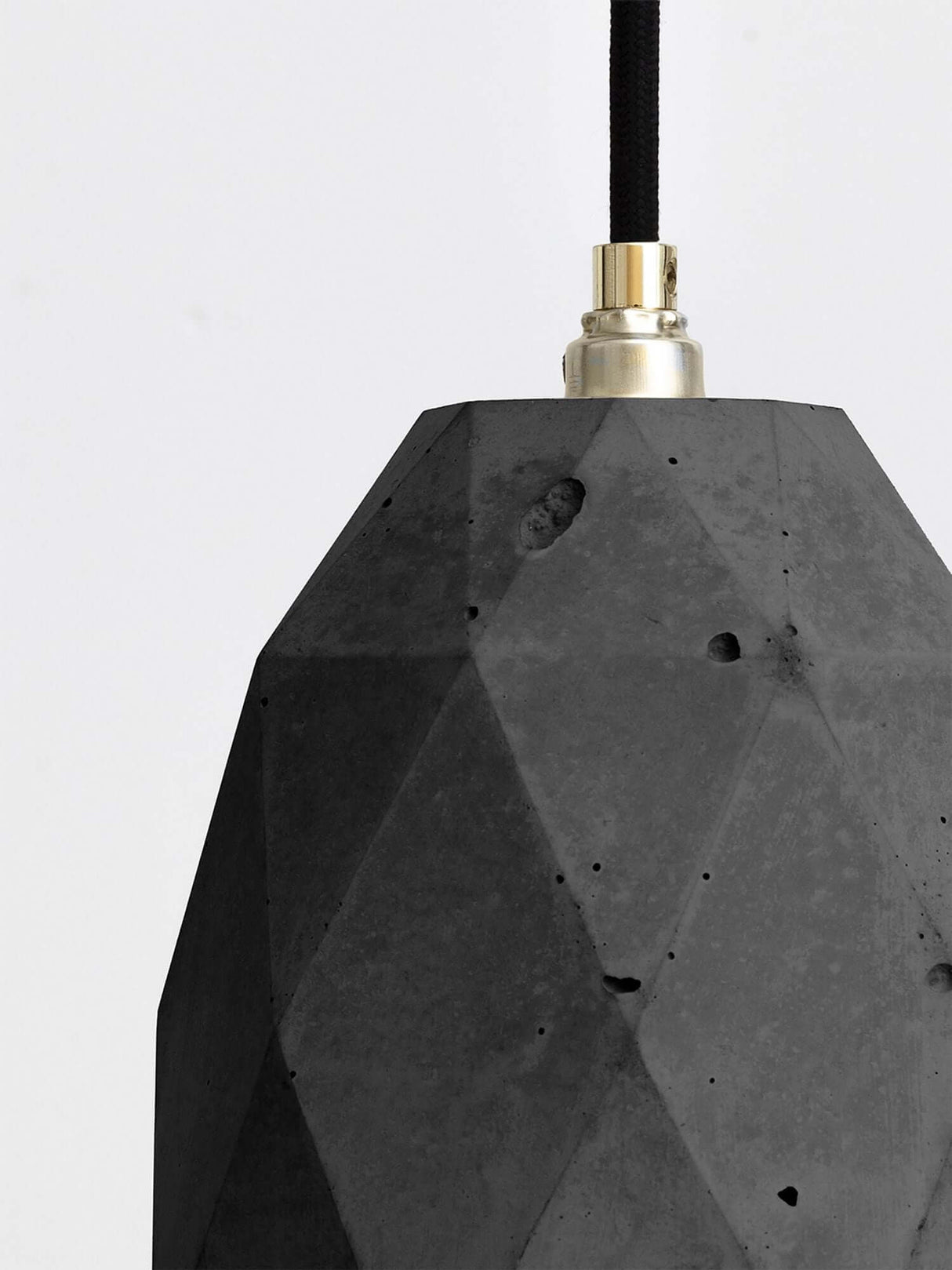 Gantlights T1 Pendelleuchte Beton mit geometrischem Design und metallischen Akzenten.