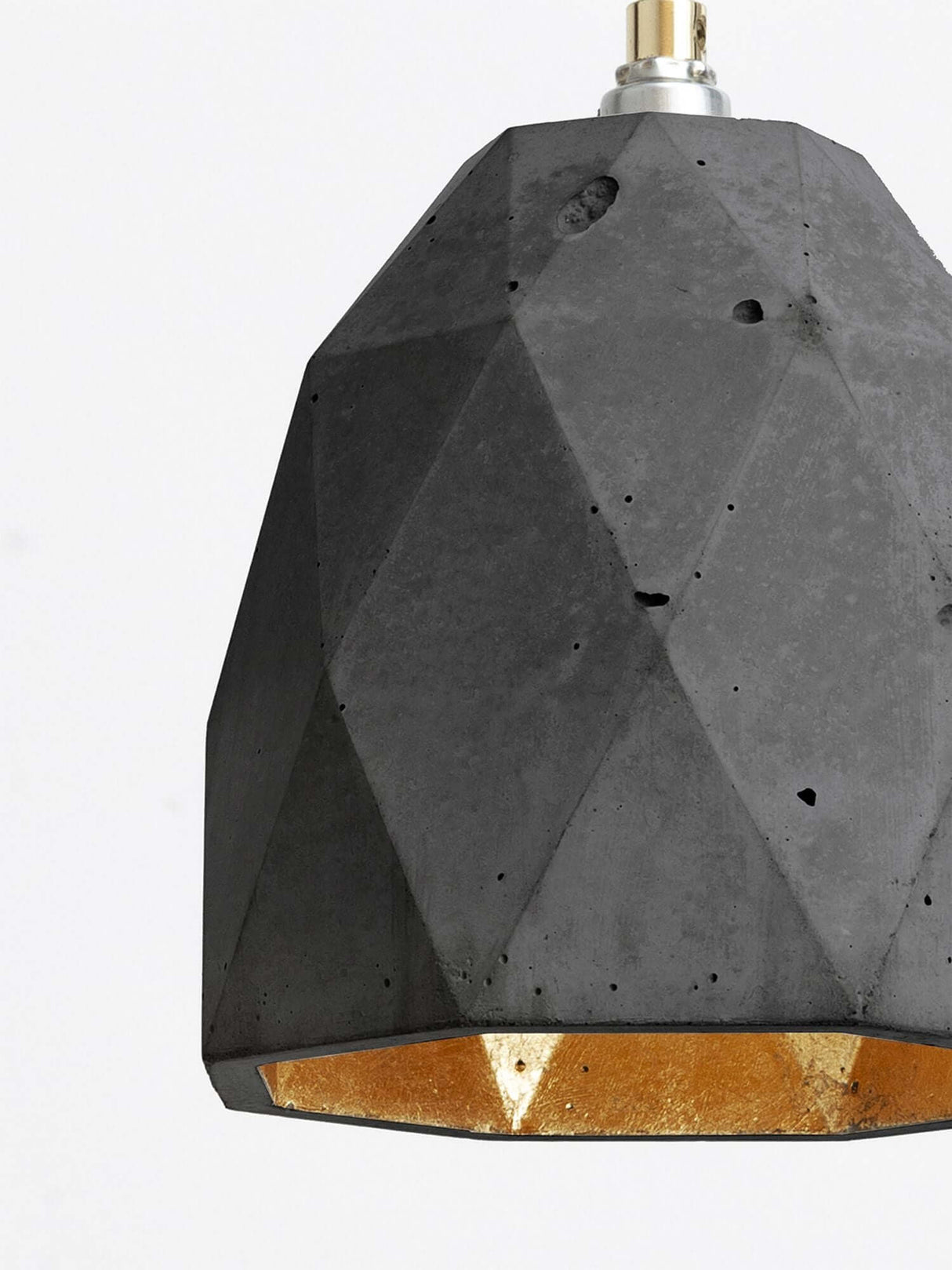 Gantlights T1 Pendelleuchte Beton mit geometrischem Betondesign und goldfarbenem Innenleben.
