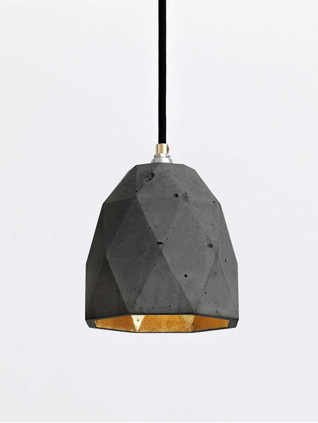 Gantlights T1 Pendelleuchte Beton aus robustem Beton und edlen Metallakzenten in gold.