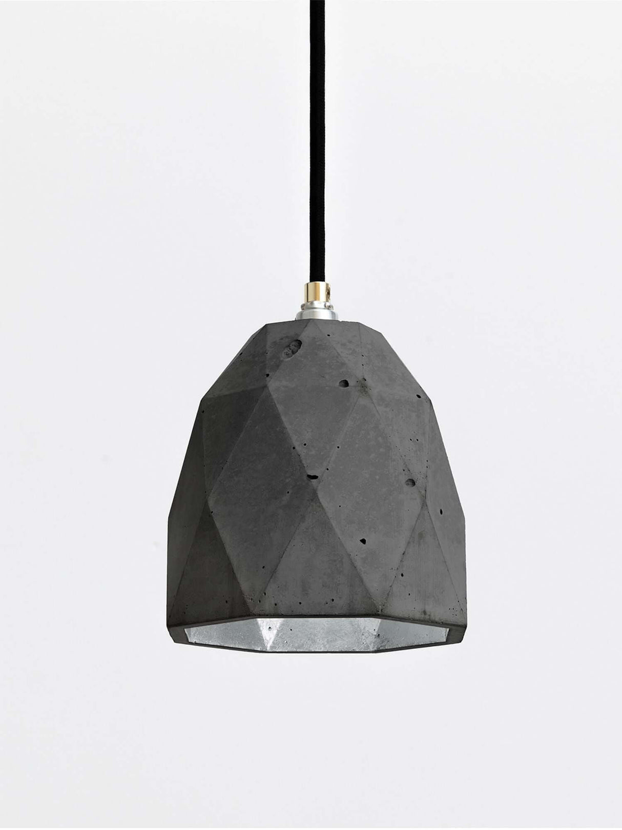 Gantlights T1 Pendelleuchte Beton in geometrischem Design aus robustem Beton mit Metallakzenten.